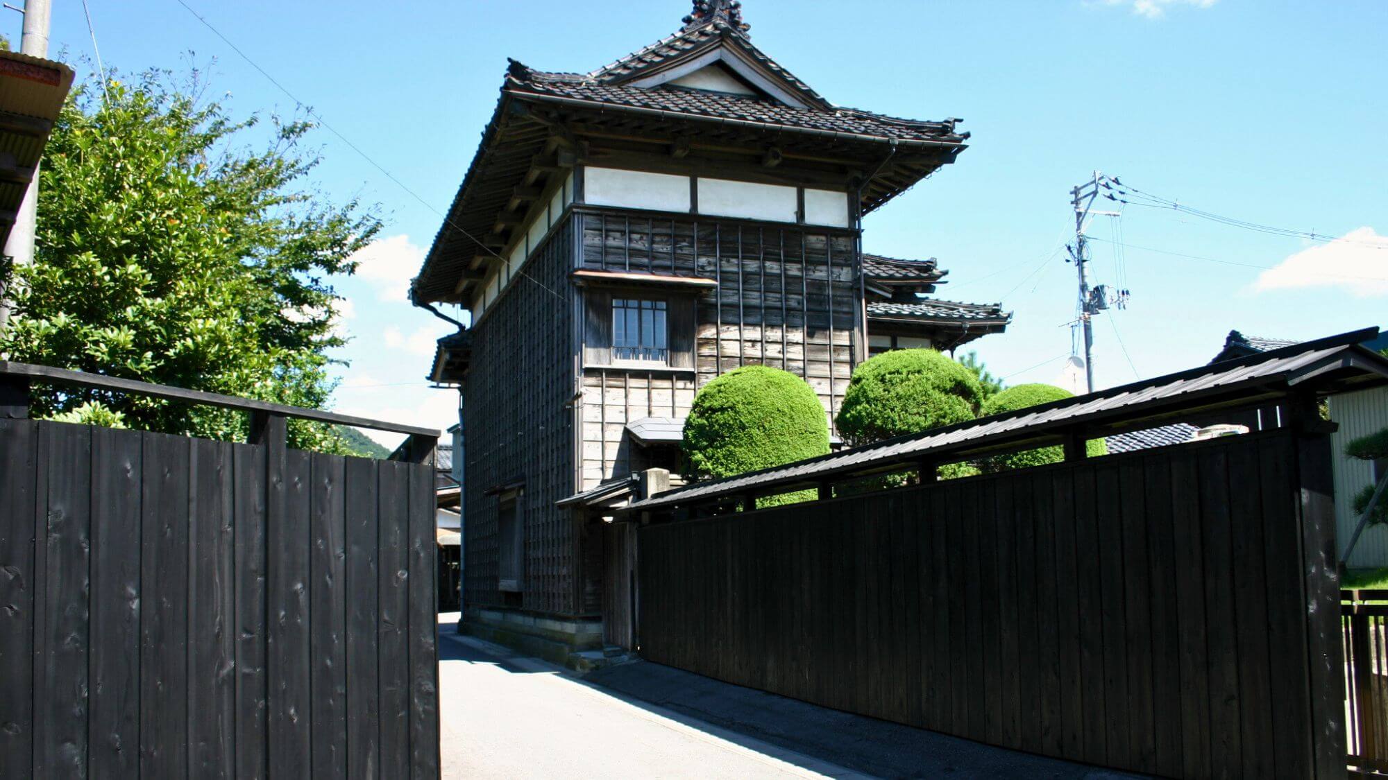 【黒塀通り】当館からお車で約10分。静寂な黒塀の美しい小路です。