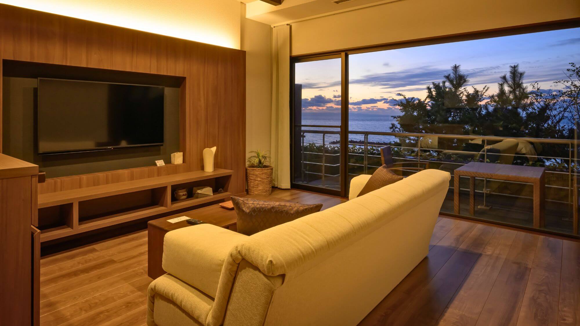 【そよ風館シービューテラス付き洋室『碧海』】滞在するゲストの使い勝手を追求したユニバーサルルーム。