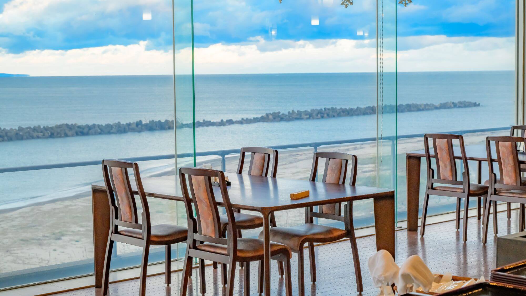 【朝食バイキング】日本海に面した絶景ロケーションと、心のこもった手作りの味をお召し上がりください。