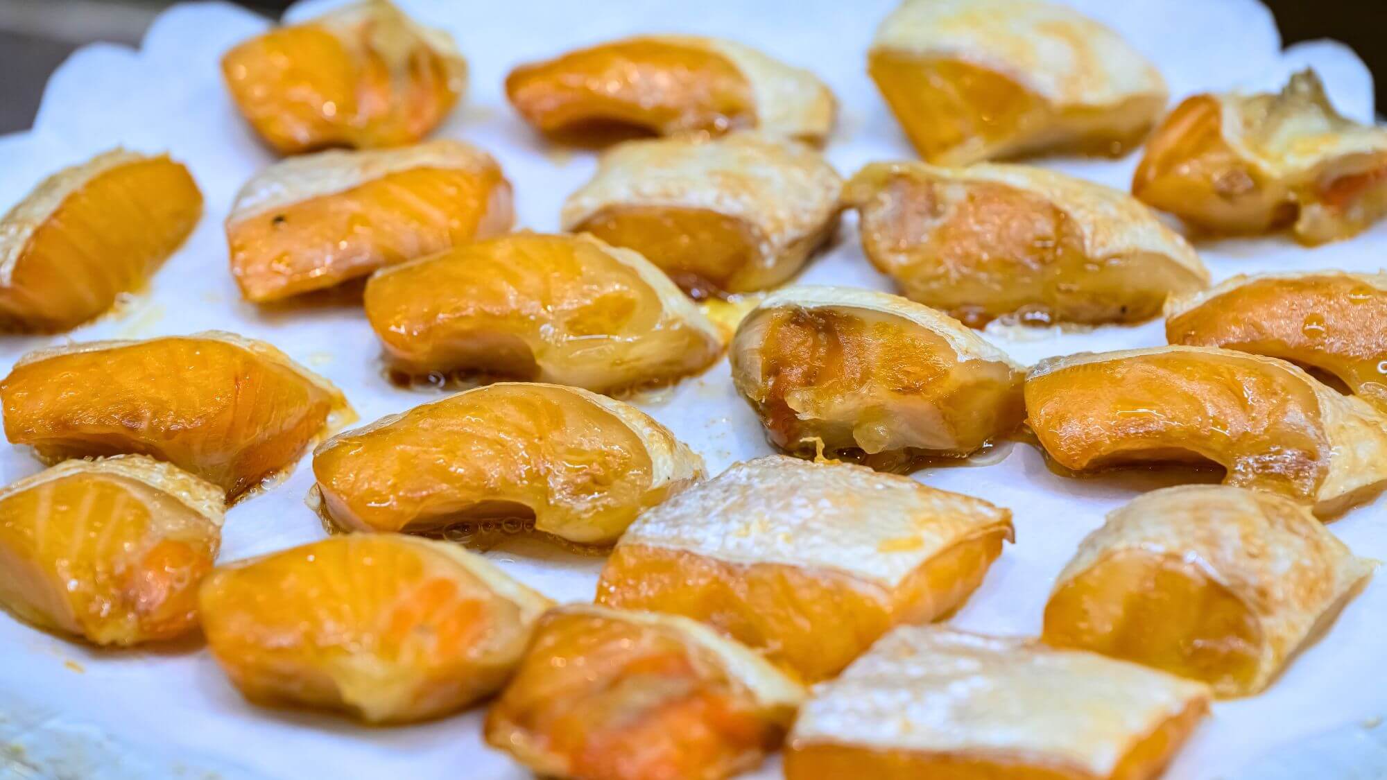 【朝食バイキング】鮭の旨みが凝縮された鮭はらみ。ふっくらジューシーに仕上げました。