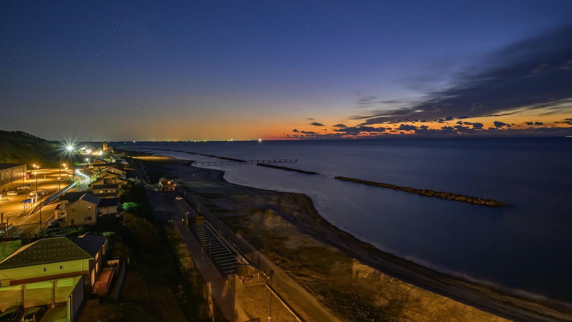 全客室から美しい海と夕陽が望ます。