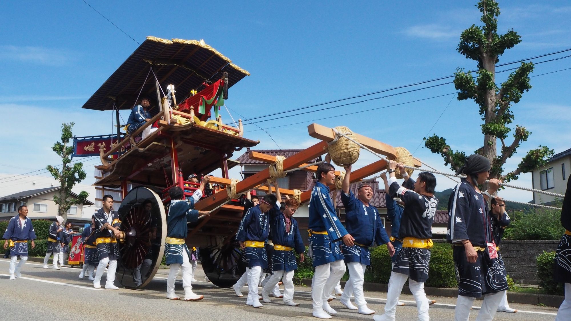 【瀬波大祭】西奈彌神社の祭礼。瀬波のまちに勇壮な木遣り唄が響き渡ります。