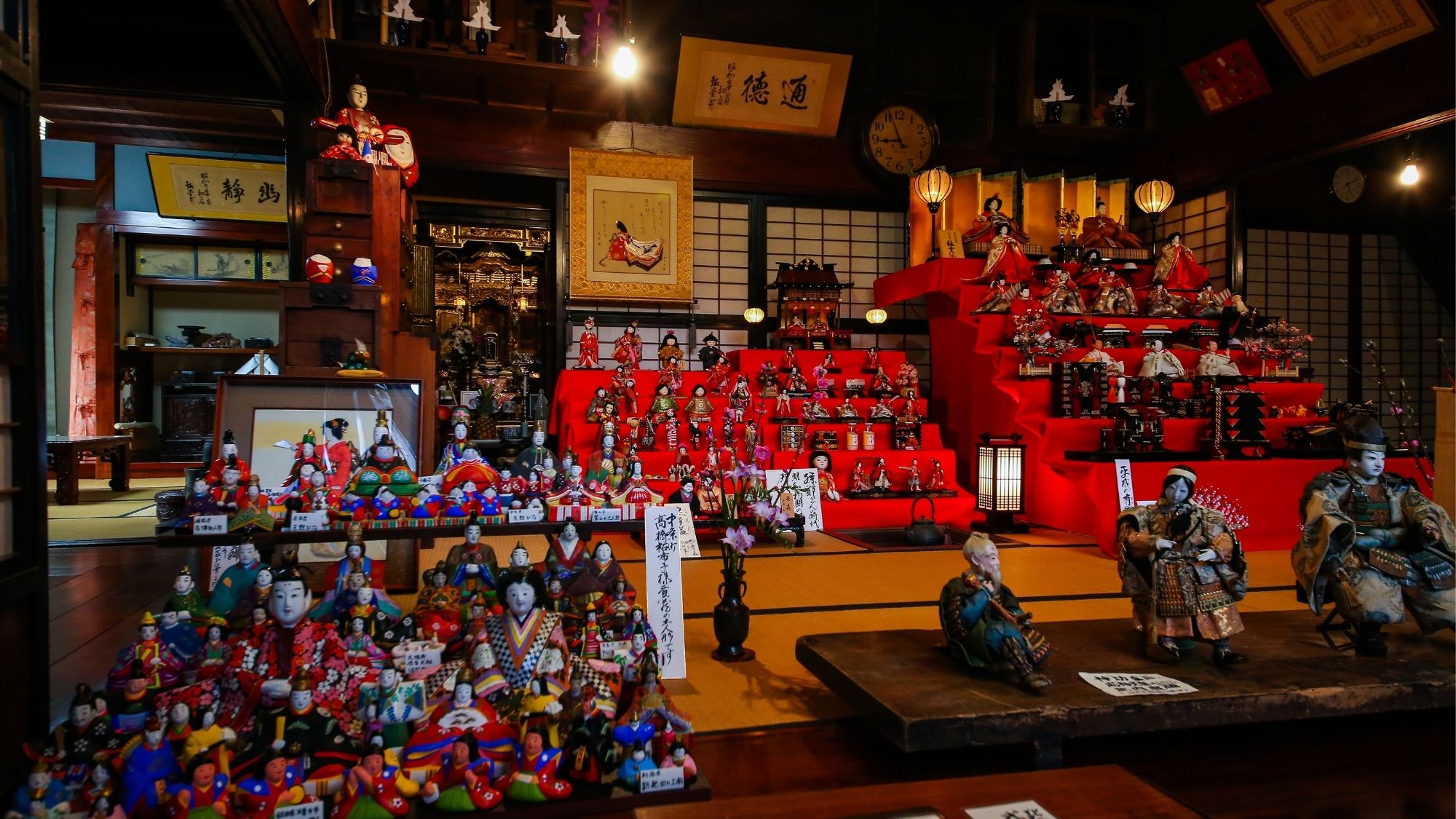 旧町人町一帯の町屋・商店等で、各家が代々大切にしてきた「お人形さま」をご覧いただけます。