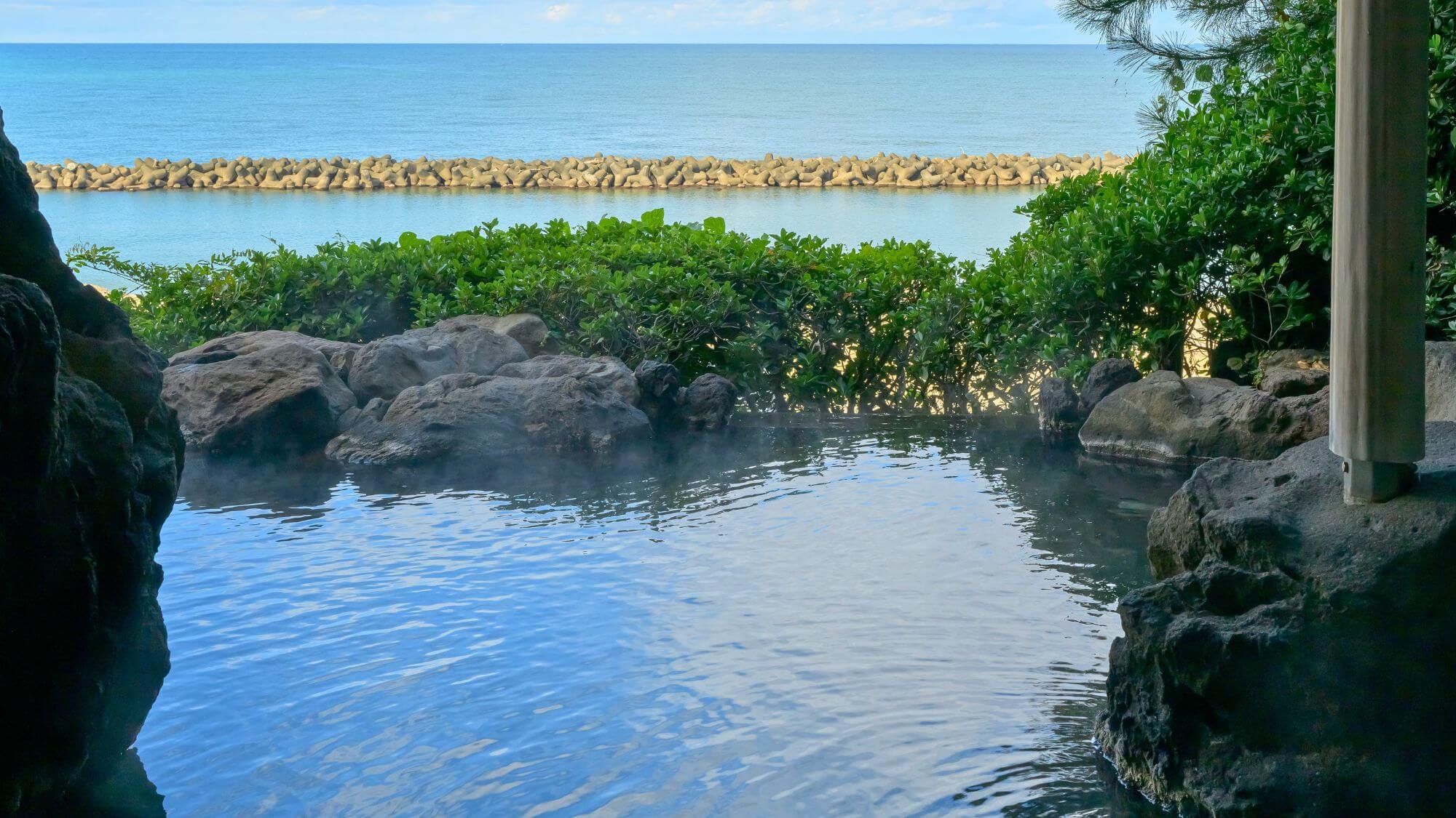 【殿方の湯】「雄」露天風呂。目の前に広がる日本海の絶景とともに湯浴みをご堪能ください。