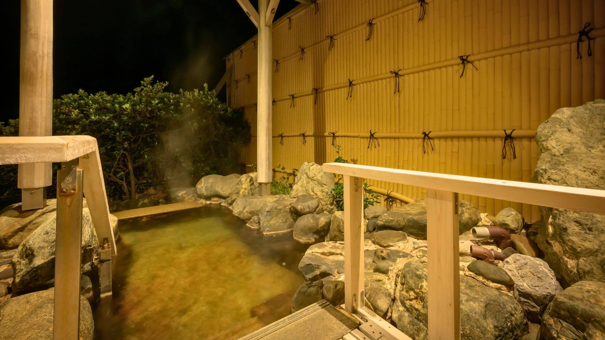 【貸切風呂】プライベート露天風呂。特別な空間で、心ゆくまで貸切温泉をお楽しみください。