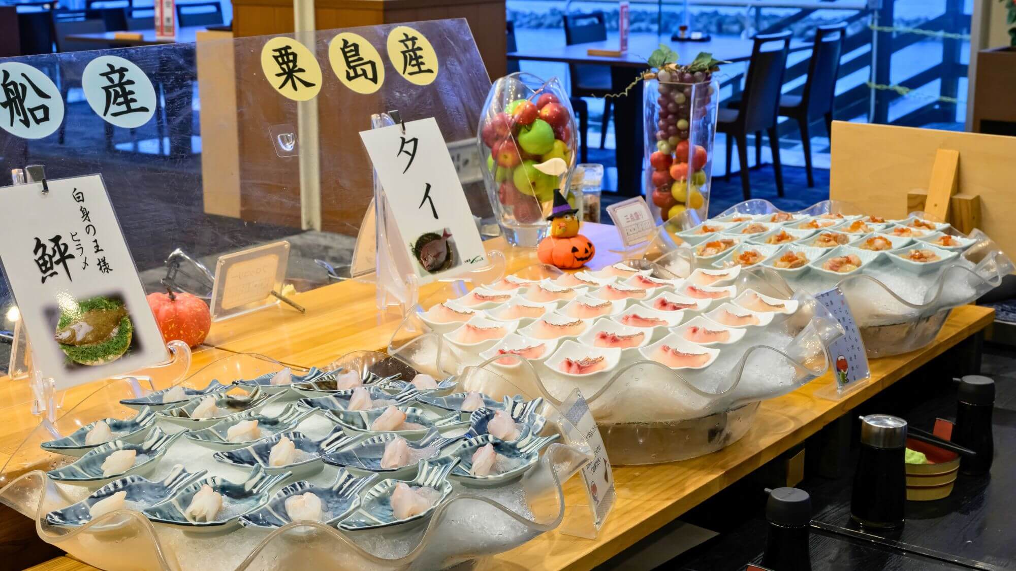 【朝食バイキング】岩船漁港で競り落とした新鮮なお刺身。