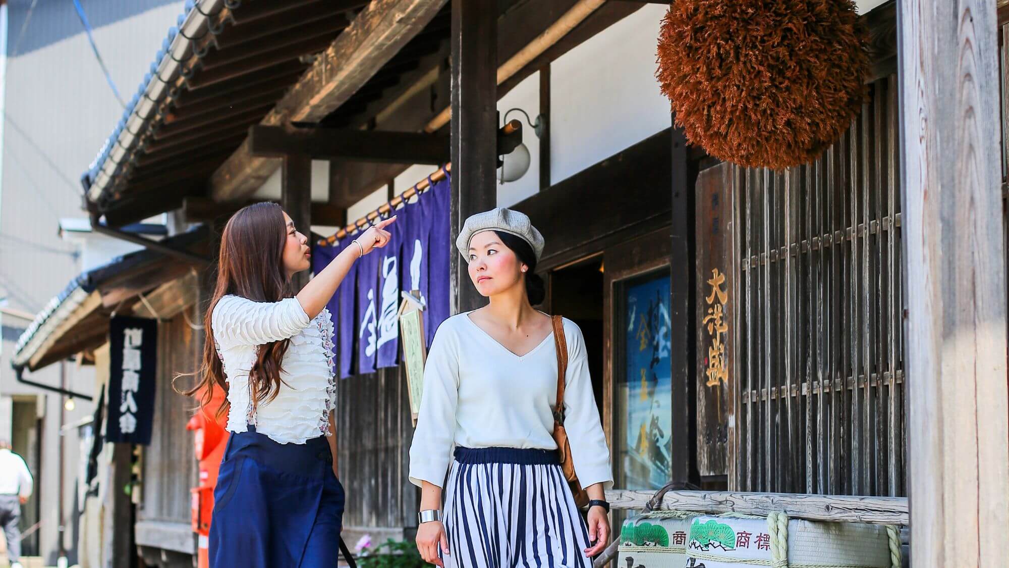 【越後村上 町屋通り】当館からお車で約10分。鮭、地酒、木彫堆朱などの名品が集う城下町通りです。