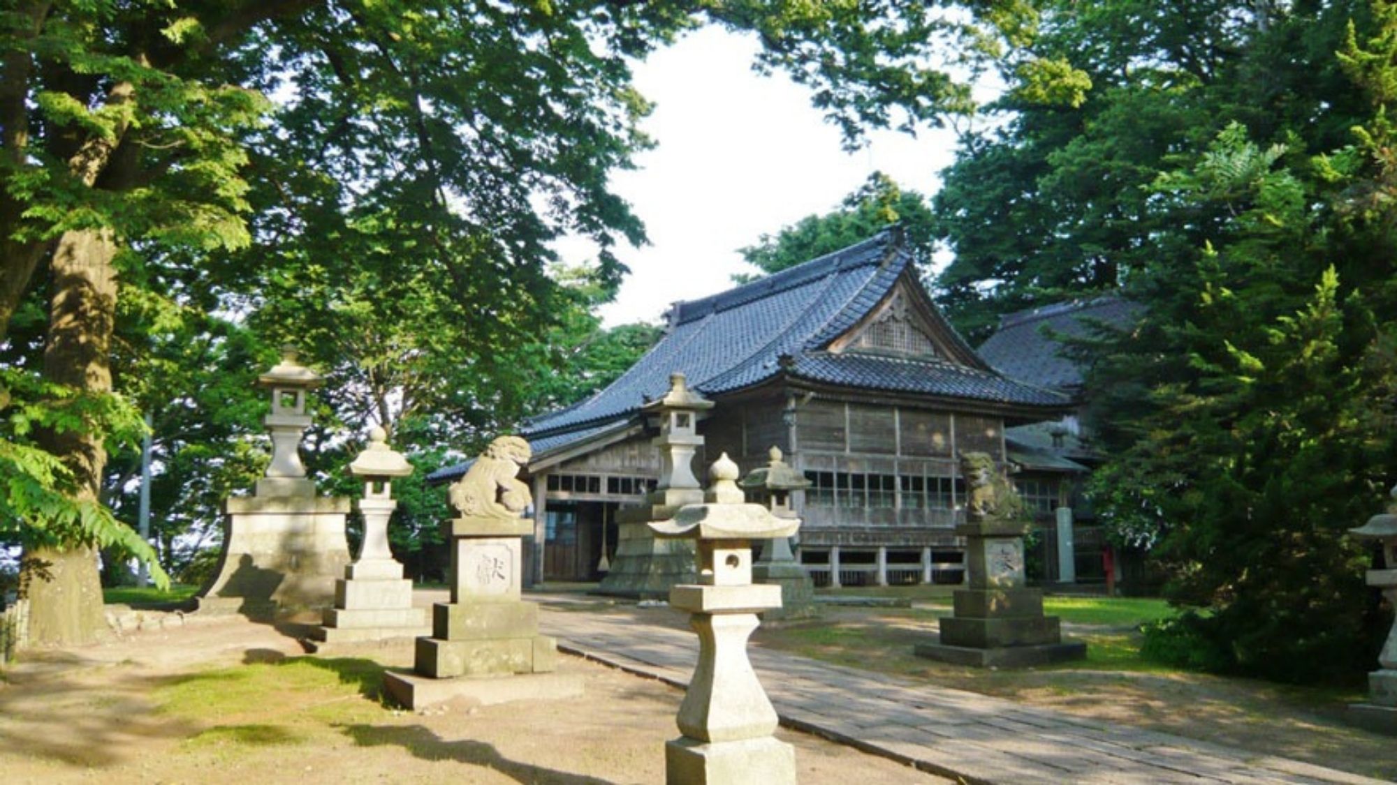 【岩船神社】磐舟郡総鎮守。社叢は天然ヤブツバキの群生地で県天然記念物に指定されています。