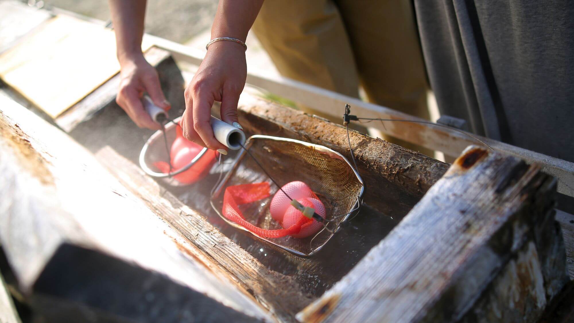 【瀬波温泉 噴湯公園】当館からお車で約2分。湯けむりが立ちのぼる源泉で温泉卵作りをお楽しみいただけま