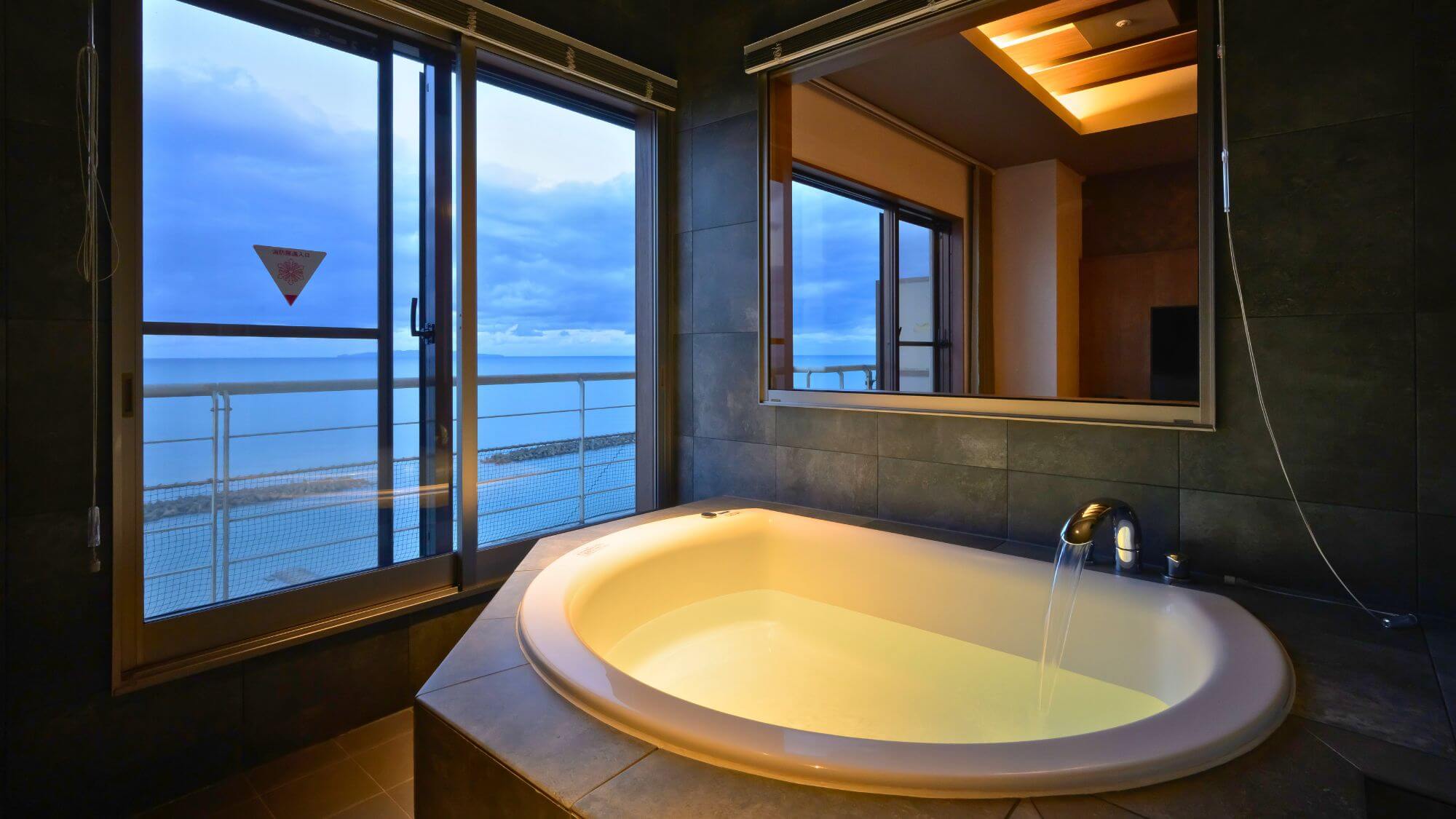 【そよ風館ビューバス付き洋室『海煌』】夕陽を眺めながら時を忘れる贅沢なビューバス付きのお部屋です。