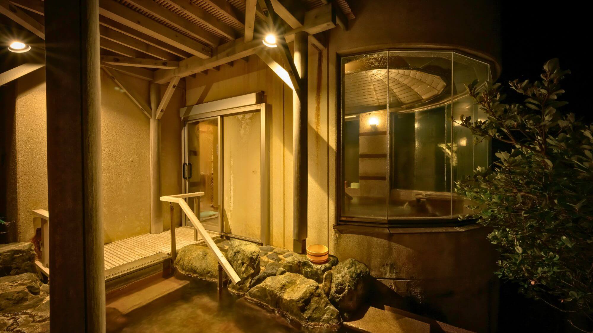 【貸切風呂】内湯と露天風呂が一緒にご利用できます。