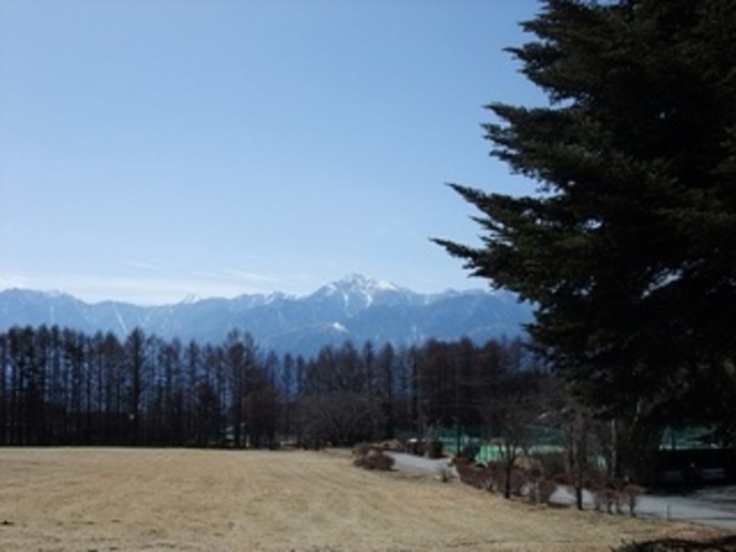 小淵沢高原から甲斐駒ケ岳、北岳を望む