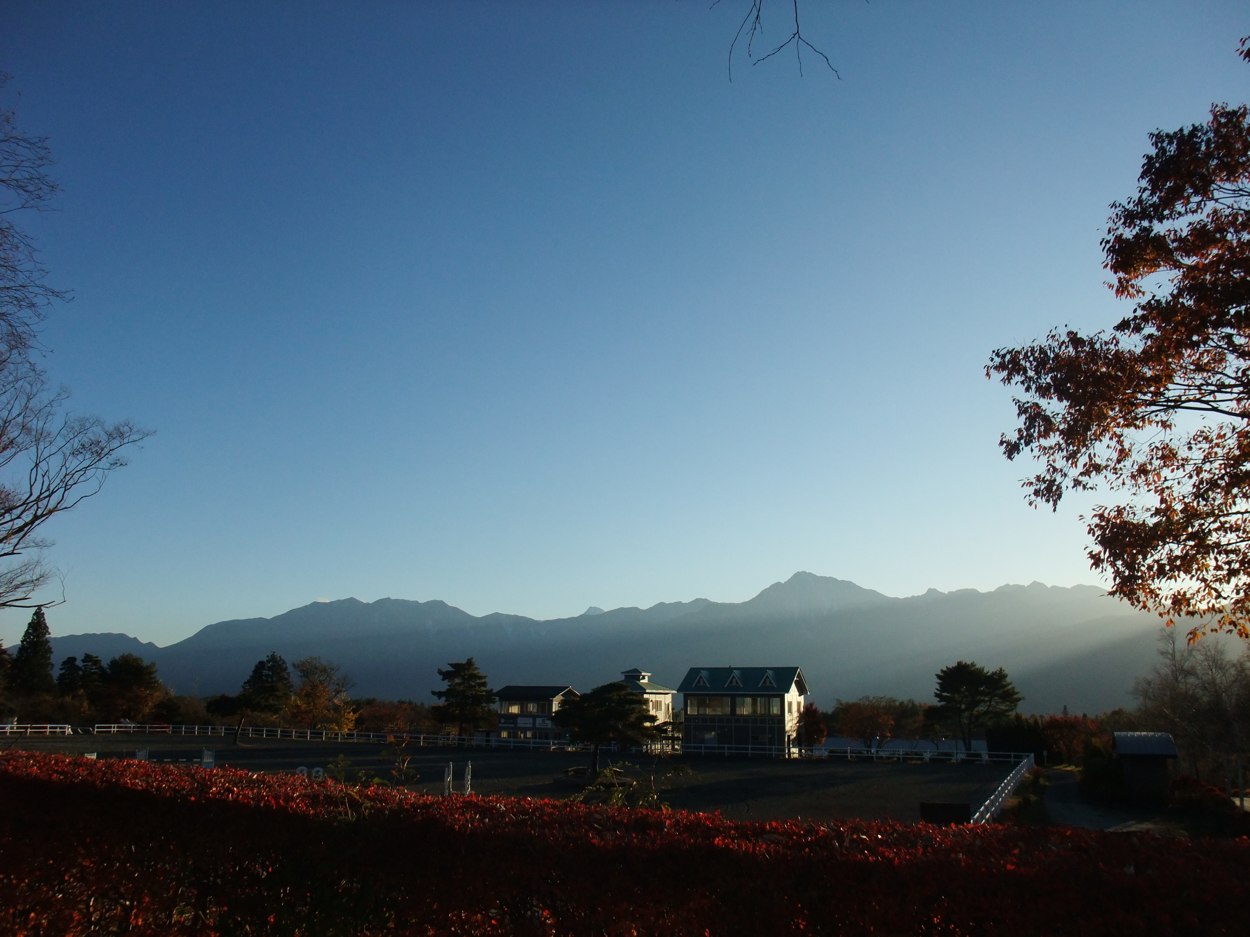 アスコツト前　馬術競技場から見た南アルプス秋の夕暮れ