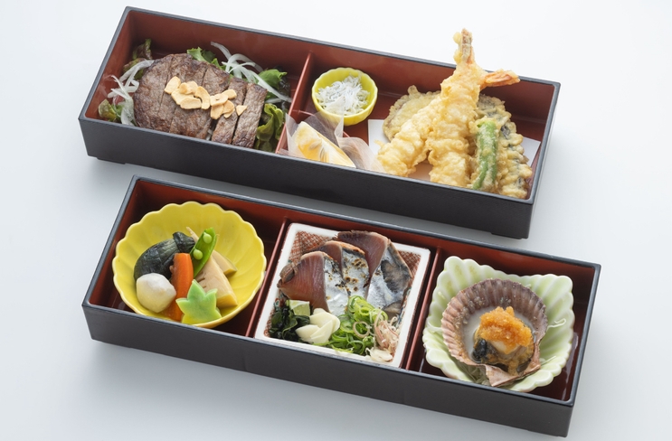 【黒潮の風弁当】グレードアップ夕食◇「鰹のタタキ」も「お肉料理」も！よくばりなアナタへ贅沢懐石弁当