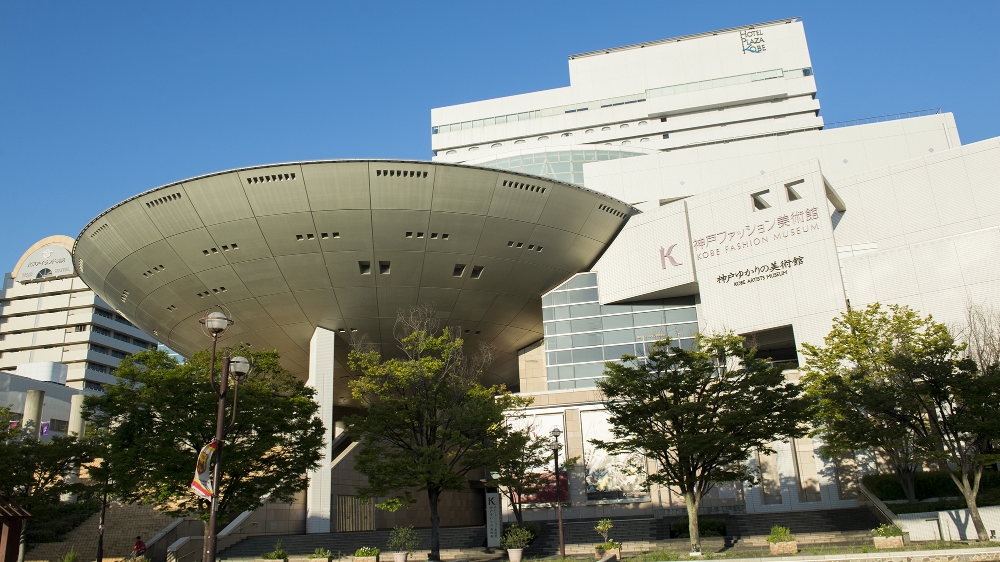 【神戸ファッション美術館】ホテルより徒歩約3分。実物の衣装、写真や映像などでファッション史を学べます