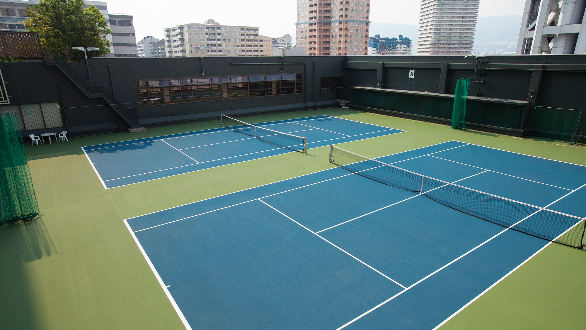 【フィットネス&スポーツ「ザ・ベイクラブ」】全天候型サーフェイス・屋外テニスコートを２面完備