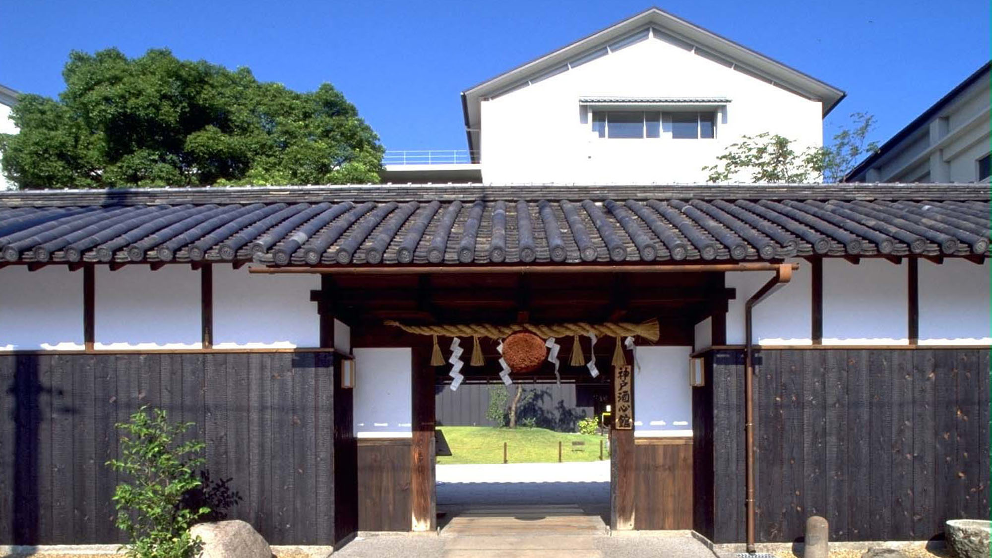 【小磯記念美術館】ホテルから徒歩5分。神戸で生まれ神戸で作画活動を続けた洋画家小磯良平の作品を所蔵。