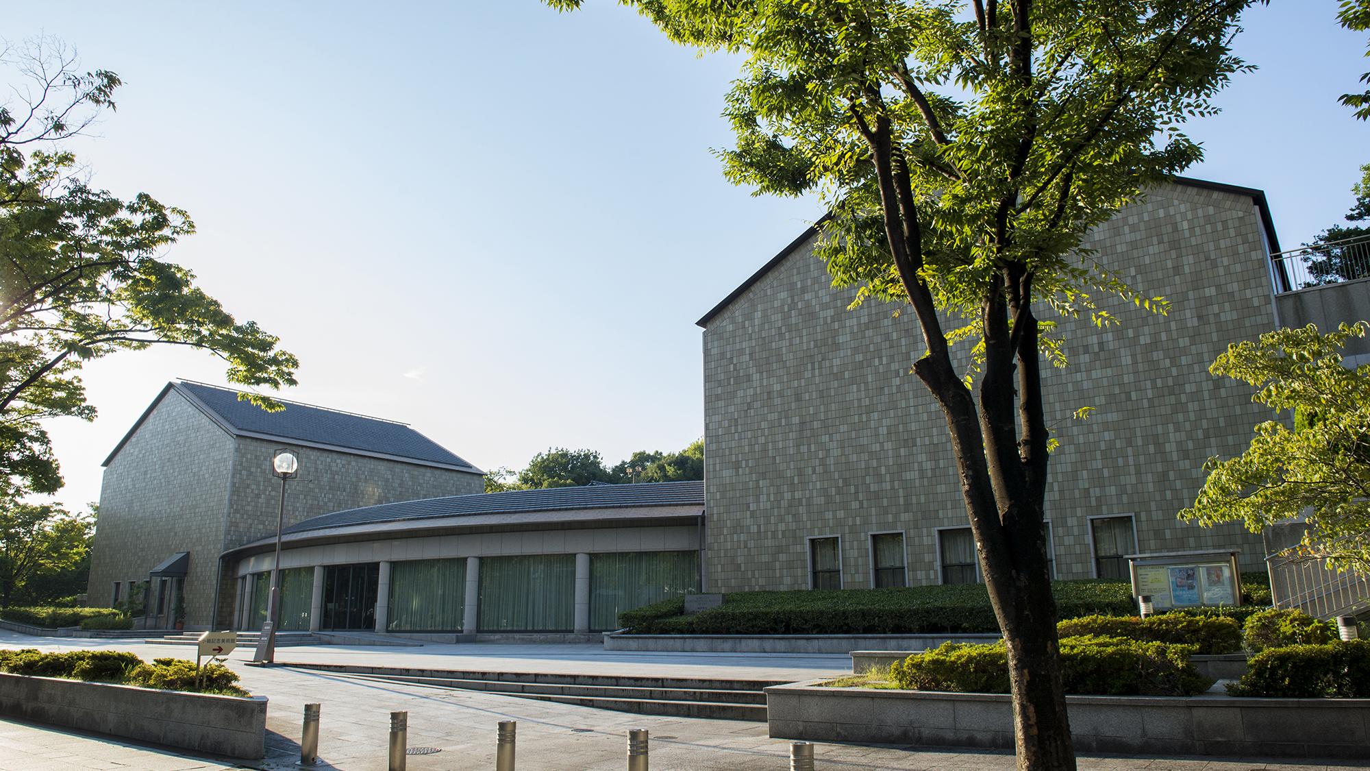 【小磯記念美術館】ホテルから徒歩5分。神戸で生まれ神戸で作画活動を続けた洋画家小磯良平の作品を所蔵