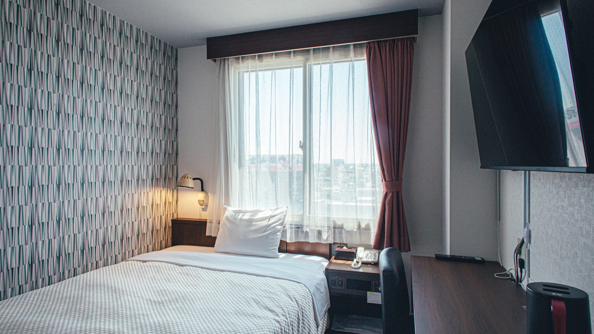 スタンダードシングルルーム ／ Wi-Fi接続 ／ 50インチ壁掛TV／ BS視聴可能 ／ 空気加湿清浄機 ／ シャワートイレ完備