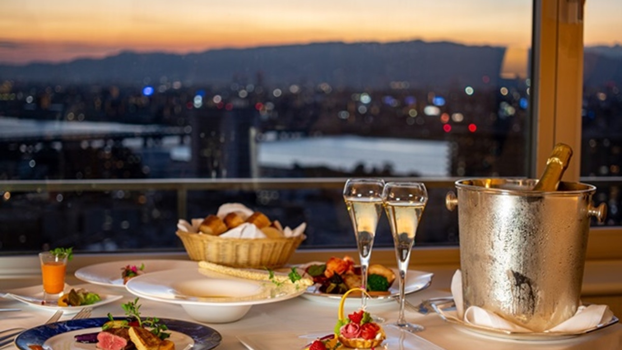 【ルームサービスディナー＋チャペル貸切プロポーズ】100平米スイート　12本バラの花束（夕朝食付）※