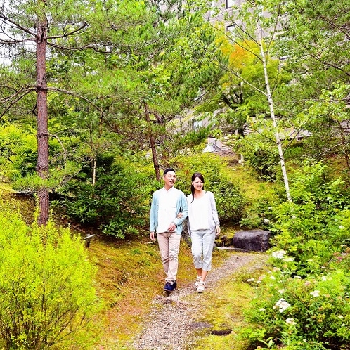 ホテル内の北軽井沢高原の四季を感じられる中庭で散策♪