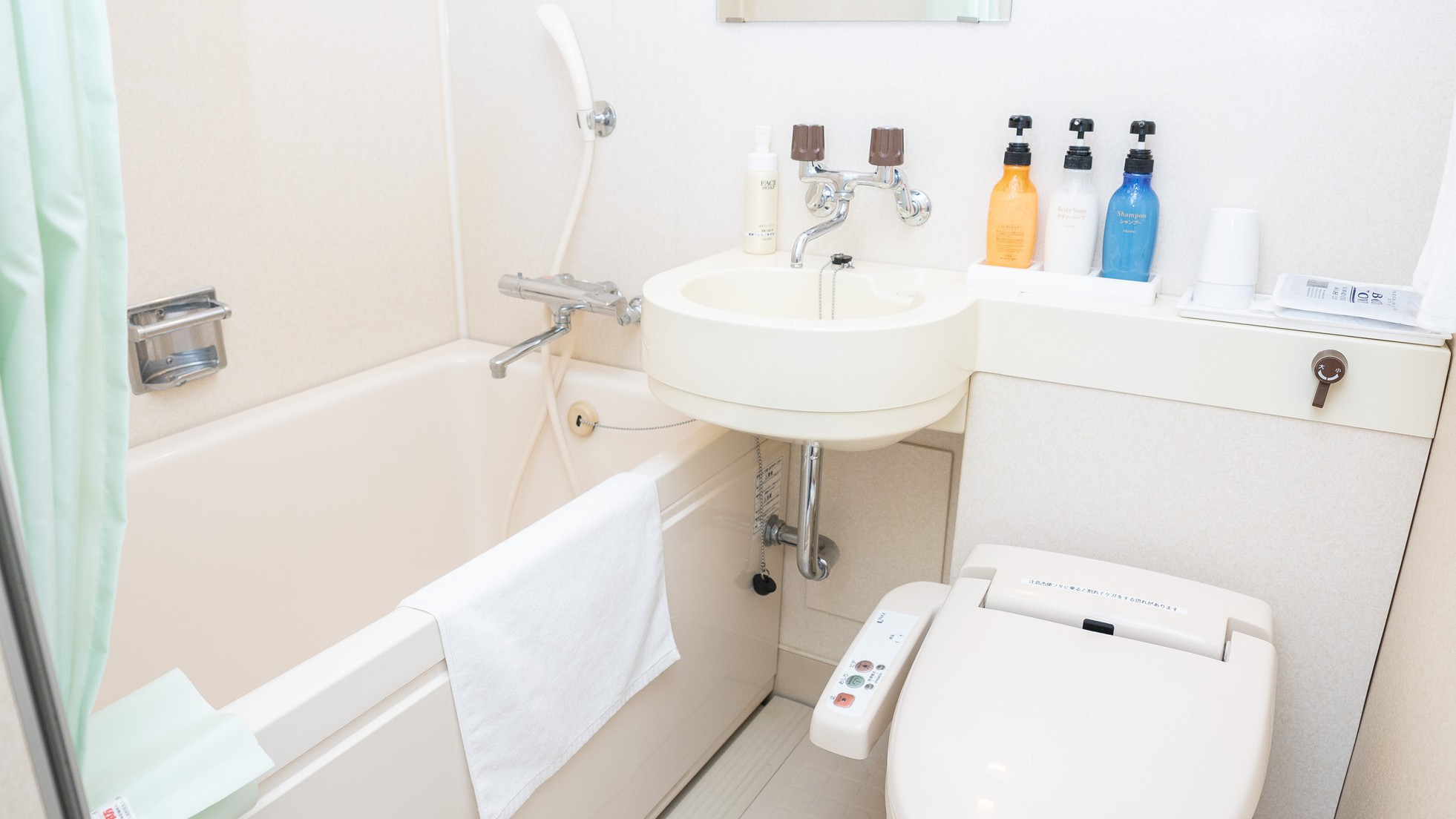 シングルルームのバスルーム（ユニットバスとなります）