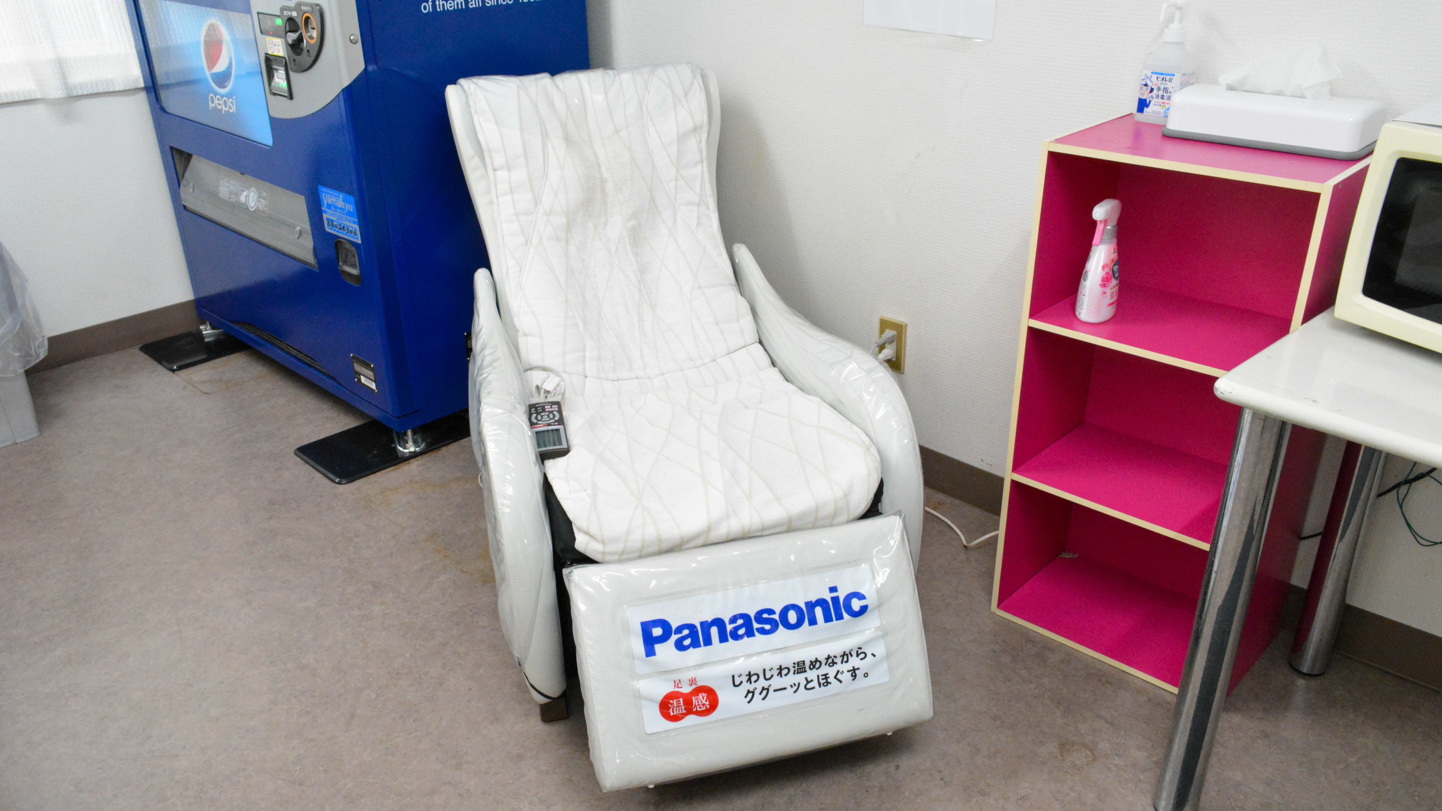 2Fの自動販売機横にマッサージ機ございます。