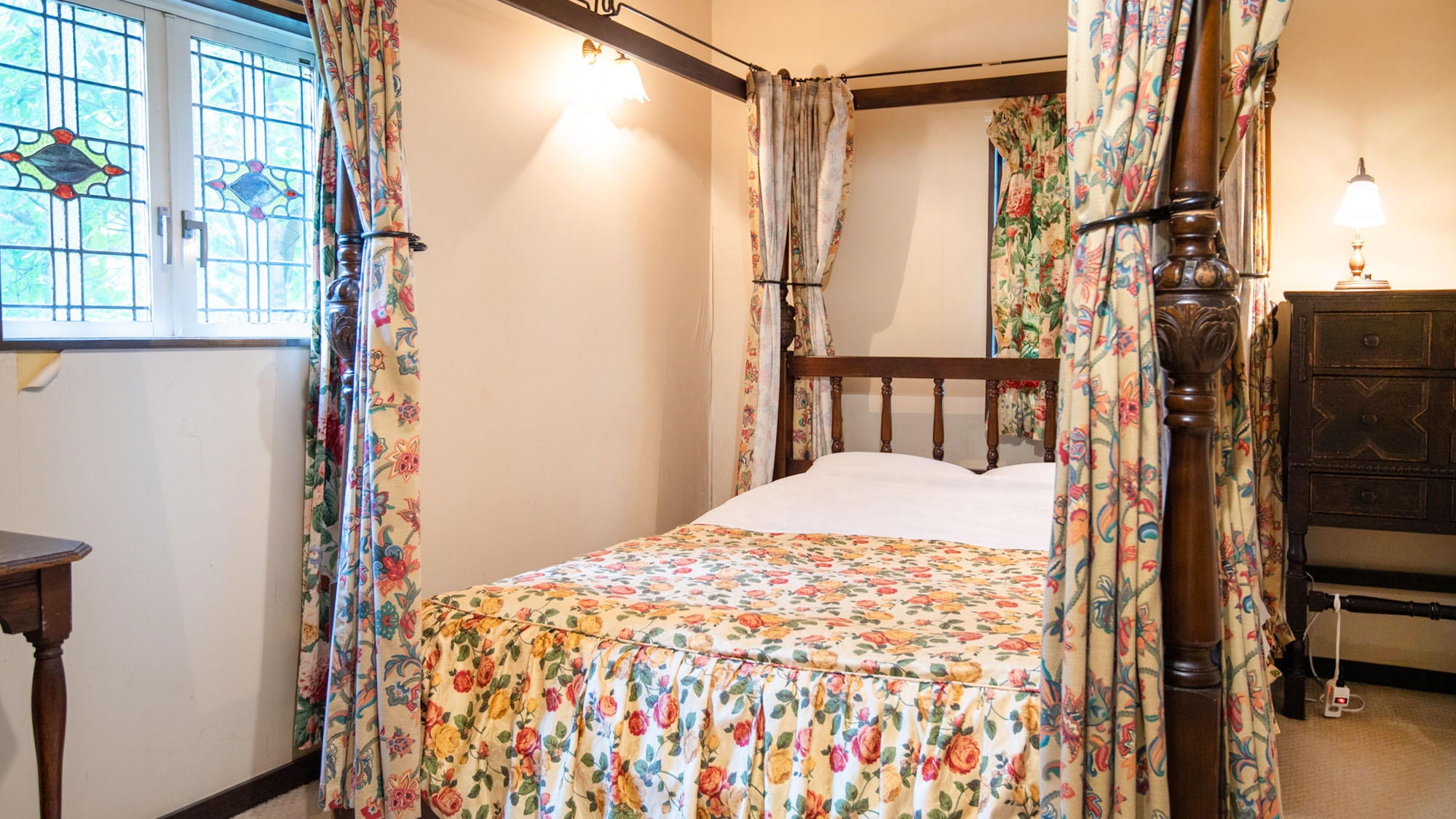 【英国風コテージ宿泊・素泊まり】最終チェックインは24時！アンティークに囲まれて優雅なひと時を