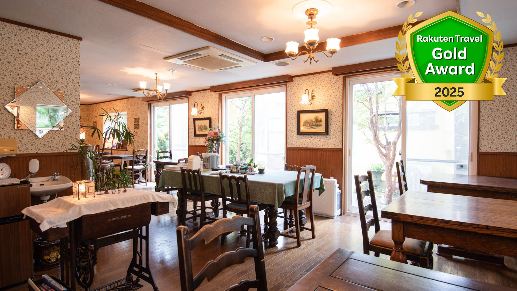 ・【メインダイニング】シャンデリア等の照明やアンティークの調度品が空間を彩ります