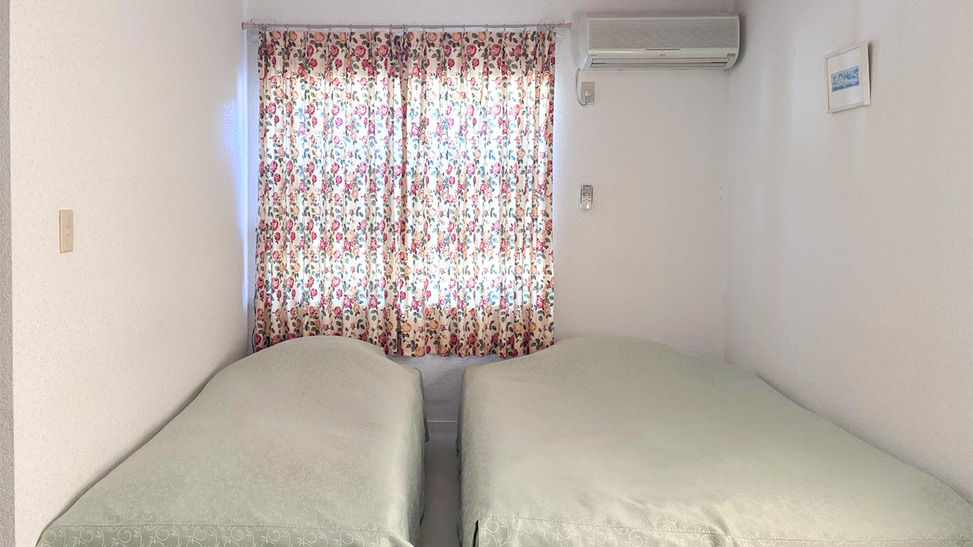 ・【本館：和洋室】スッキリとしたベッドルーム　シングルベッド1台とダブルベッド1台を備えています