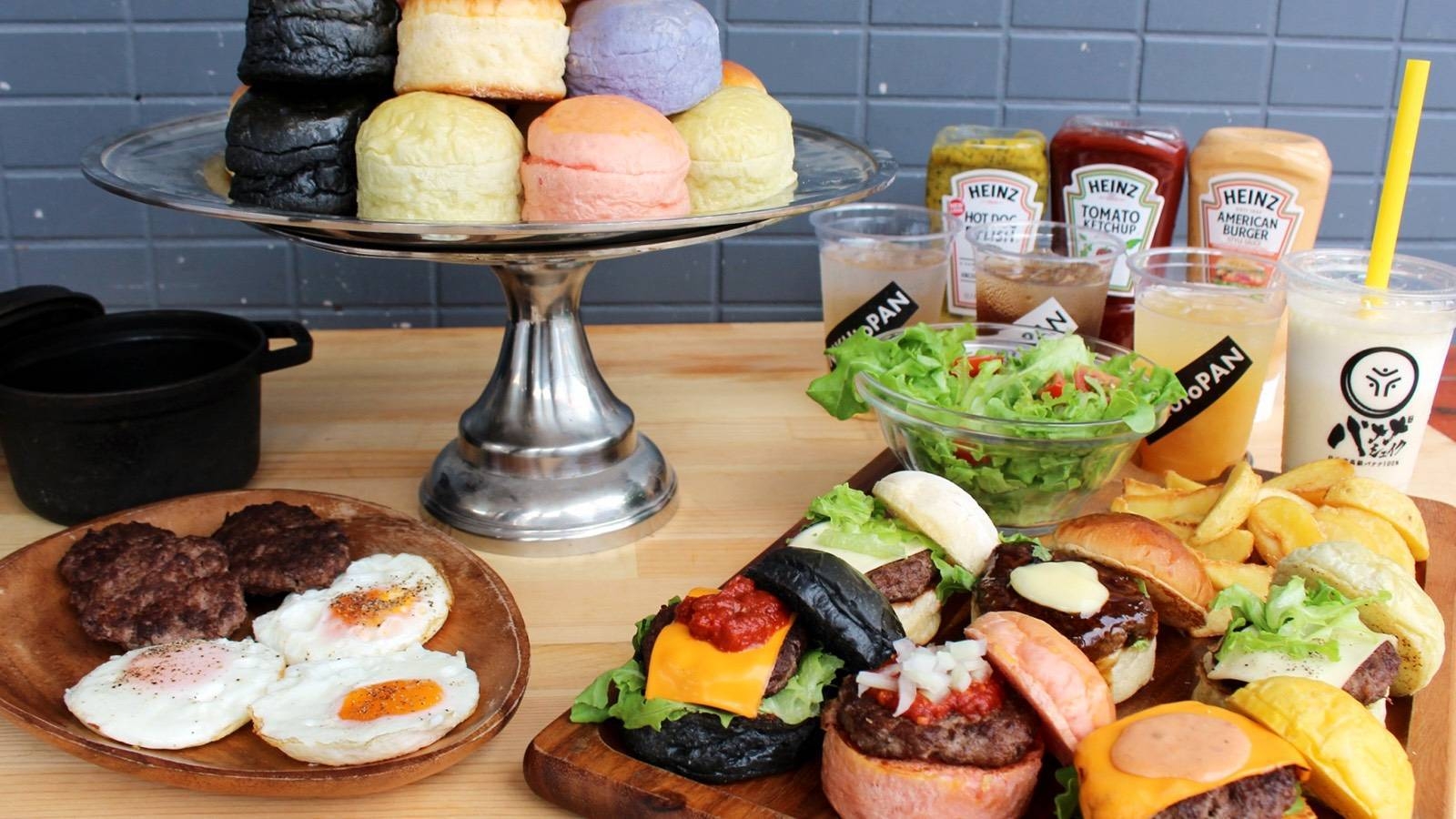 【ミニ和牛バーガー食べ放題】＜にくと、パン＞朝食付｜ドリンクバー+サラダ＋スープ付き◆ホテル徒歩1分