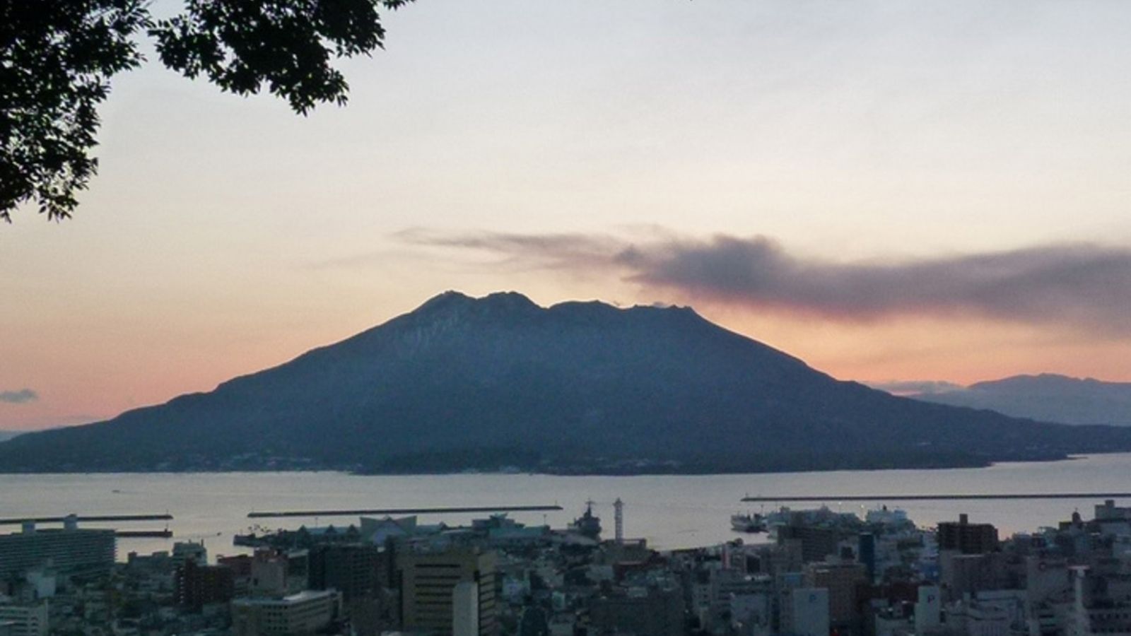 日の出を待つ鹿児島市街（城山展望台より望む）