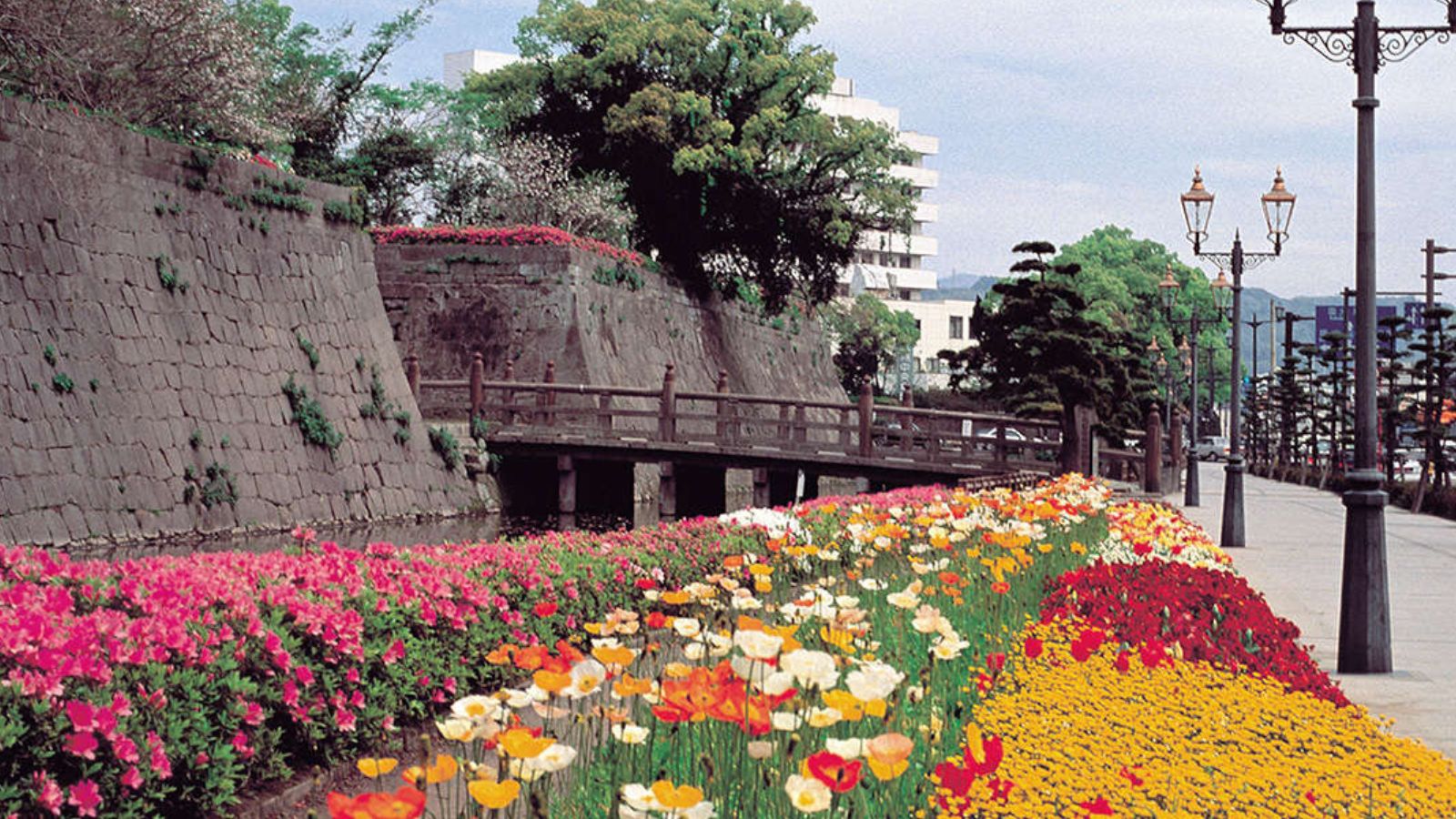 歴史と文化の道・鶴丸城跡他〈徒歩10分、車5分〉/写真提供：観光連盟