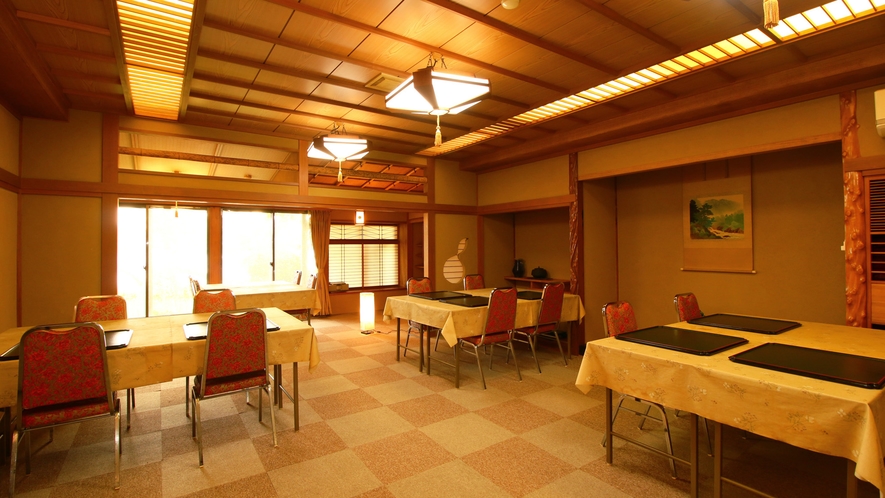 お食事処＿夕食朝食の会場はこちらです！天気のいい日は加茂湖が綺麗に見えます！