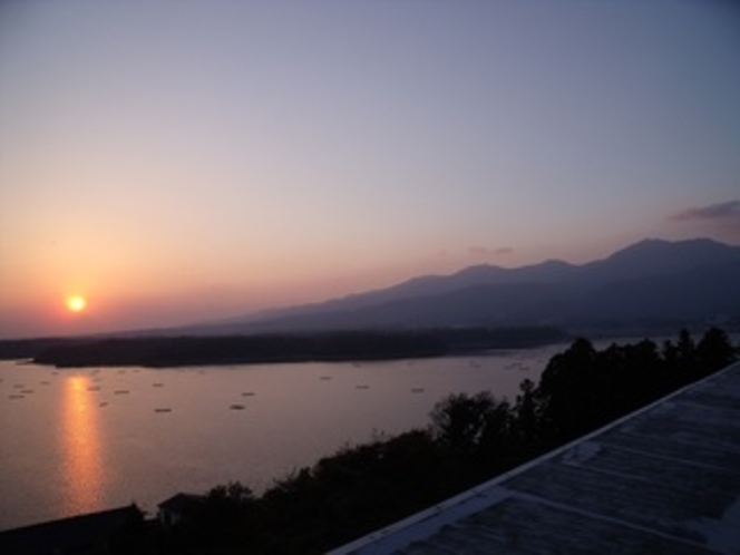 新潟県一の大きさを誇る湖、加茂湖に沈む夕日