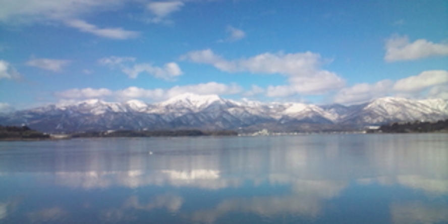 雪を抱いた冬の大佐渡山脈が、加茂湖に美しく映る姿がご覧いただけます