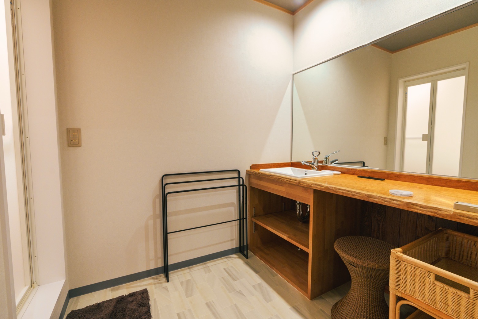 脱衣洗面所【本館最上階ファミリールーム　加茂湖側バストイレ付き　シモンズ社製のセミダブルベッド２台】