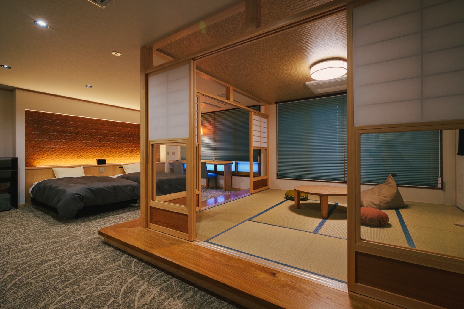 2026年2月オープン！本館最上階ファミリールーム　加茂湖側　シモンズ社製のセミダブルベッド２台