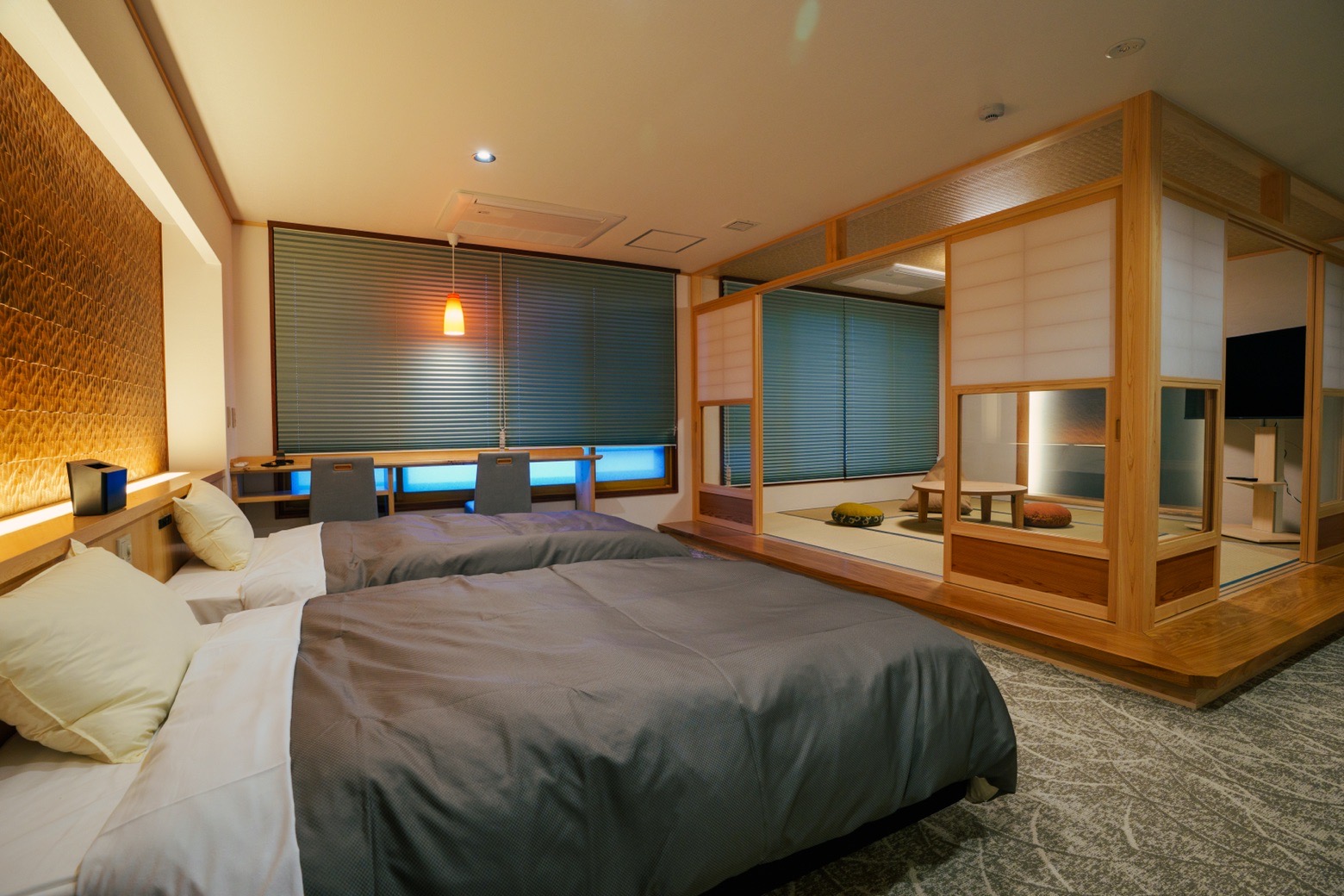 2026年2月オープン！本館最上階ファミリールーム　加茂湖側　シモンズ社製のセミダブルベッド２台