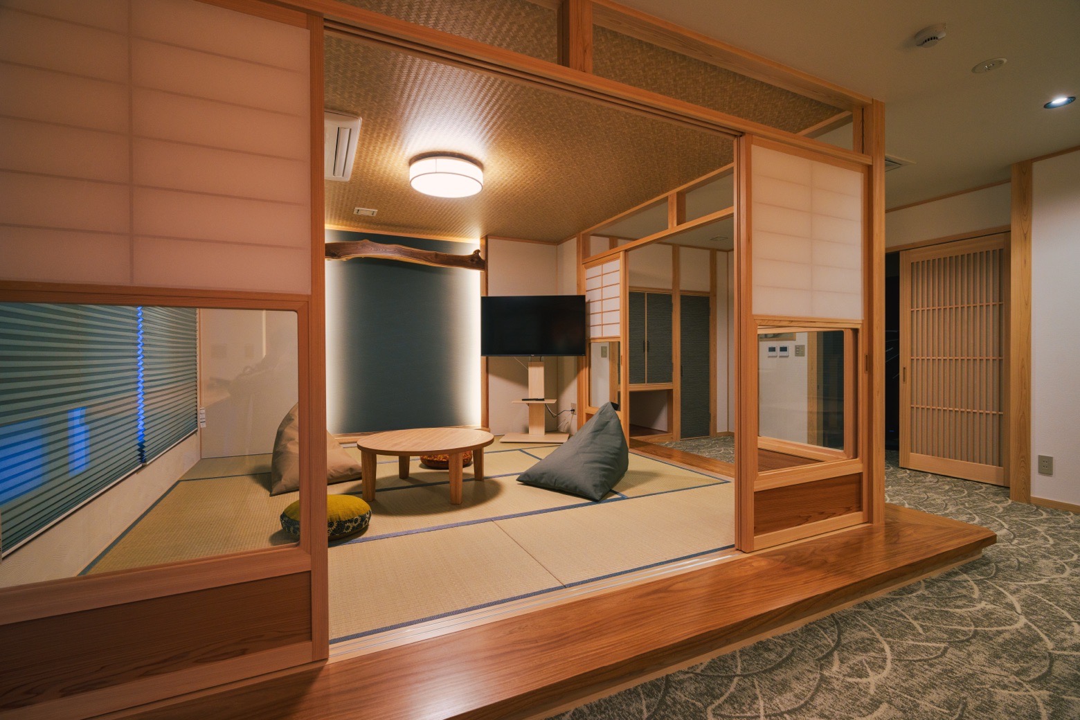 2026年2月オープン！本館最上階ファミリールーム　加茂湖側　シモンズ社製のセミダブルベッド２台