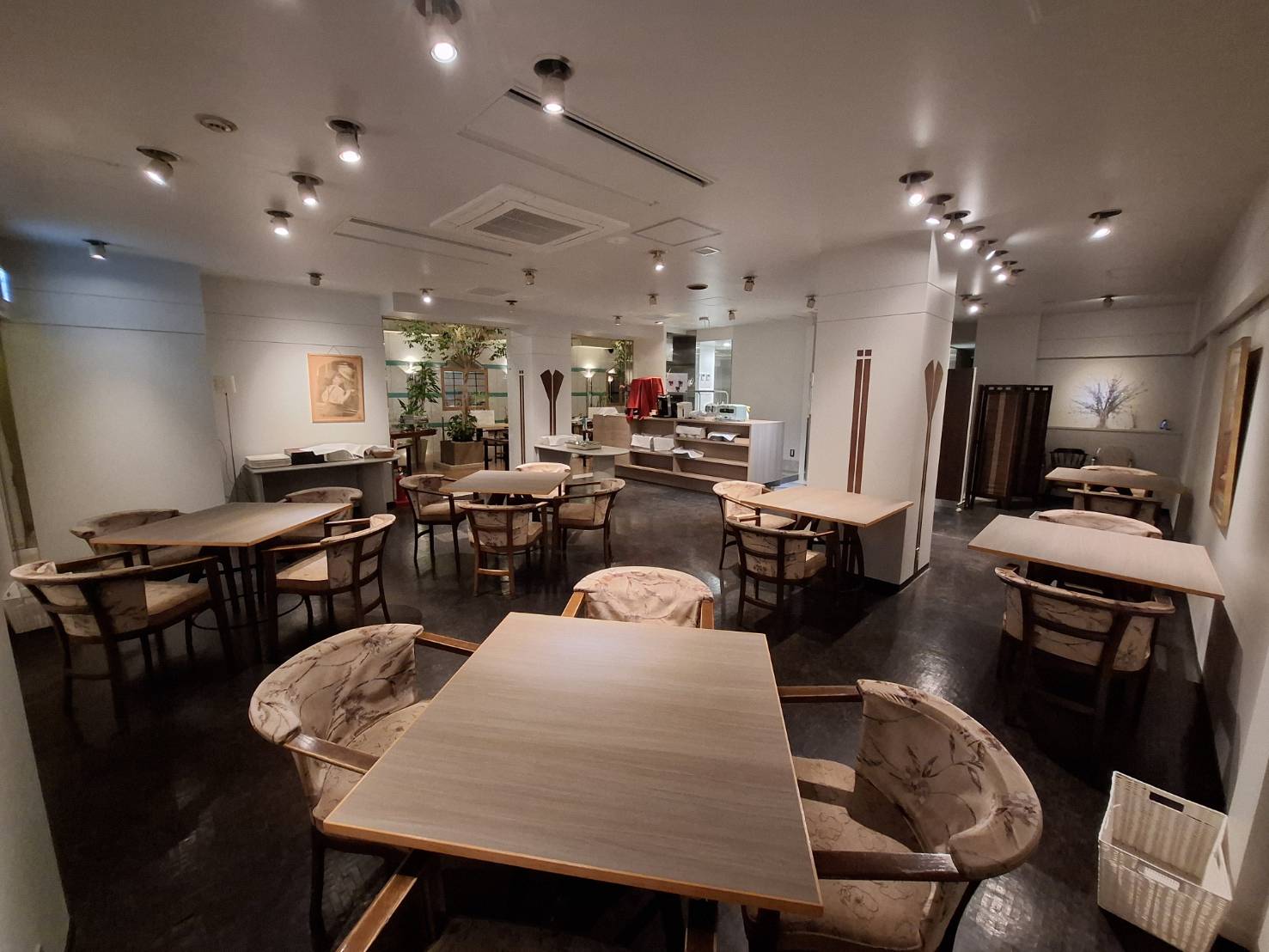 解放感溢れるリゾートスタイルの店内で清々しい朝をお迎えください。 団体様のご夕食及びご宴会についてはお問い合わせください。tel:072-624-1600