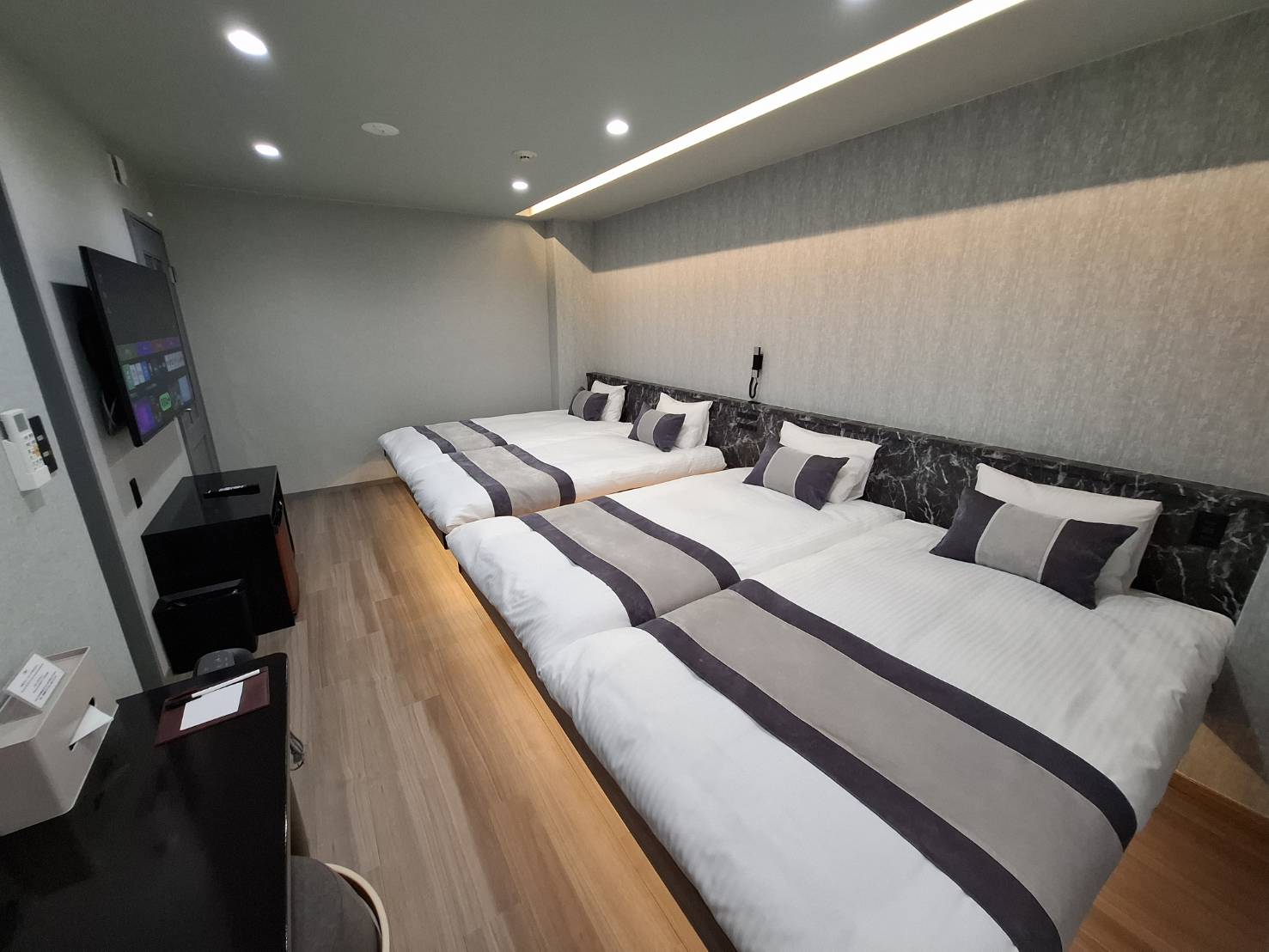 2025.10.19 第３弾 NEW AREA OPEN！ ～くつろぎシリーズ～に北欧と和の融合をテーマにした新スタイル　極光-AURORA-が誕生しました！ 扉を開けた瞬間から洗練された空間がゲストをお迎え。心地良い光の演出で、より一層の癒しを感じていただけます。 2名様仕様は幅200㎝のワイドキングツイン、4名様仕様はフォースルームにスタイルチェンジ。エアウィーヴマットレスで極上の睡眠をお約束します。 小上りフローリング、ワイド浴槽など、より上質なご滞在を追求しました。 55インチスマートテレビで各種動画サイトを視聴できるのも楽しみのひとつ 