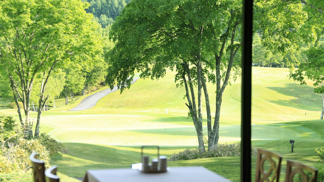 朝食風景　ゴルフコースを望む
