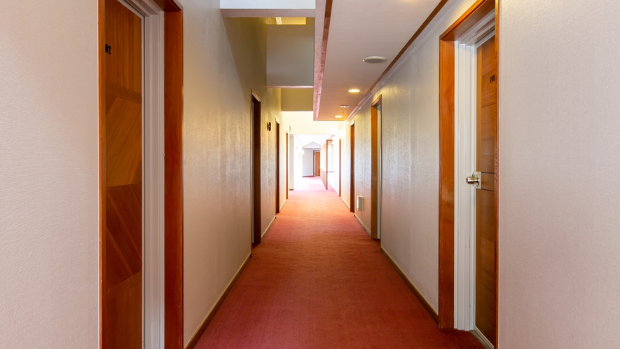 * 館内2階廊下／お部屋はすべて2階にございます。