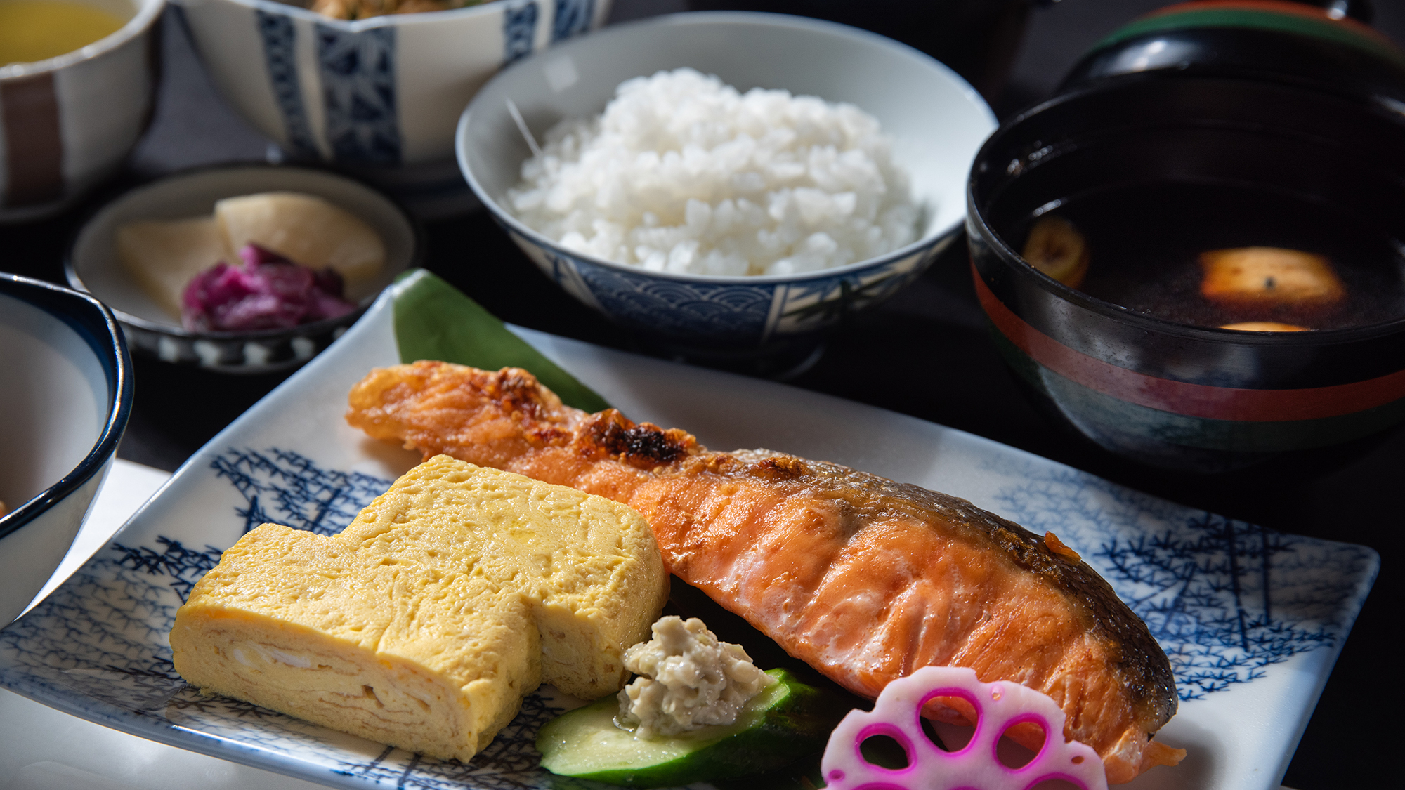 *【朝食一例＊新館】焼き魚や出し巻き、小鉢等、本館よりも品数多めです。