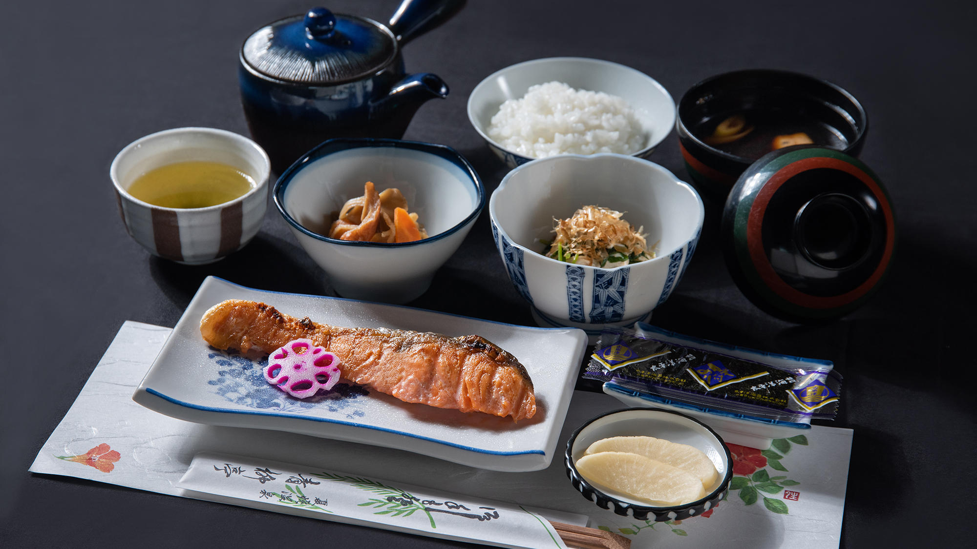 *【朝食一例＊本館】焼き魚に小鉢に炊き立て御飯…素朴ながらもほっと安心できる朝ごはん。