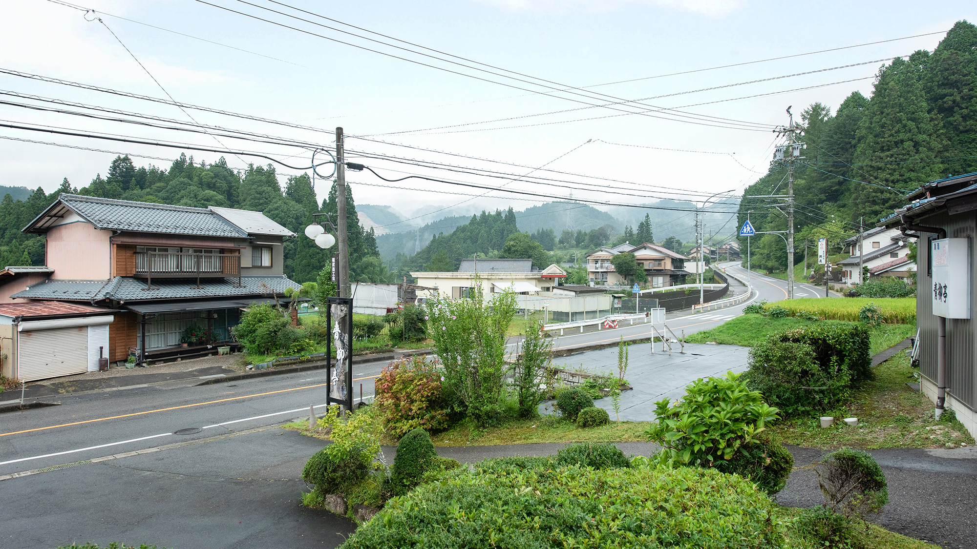 *国道153線沿いに佇む自然豊かな立地。