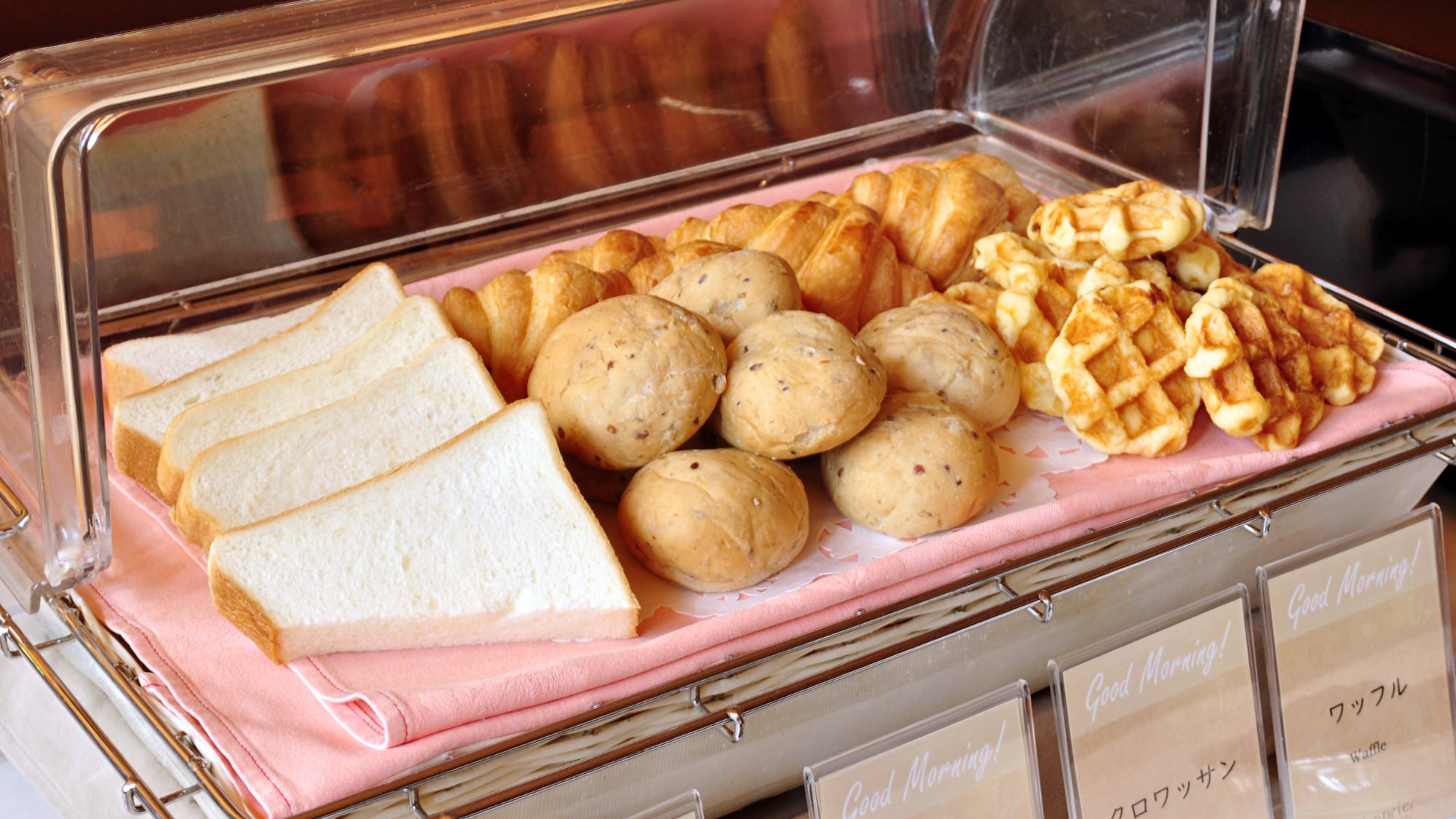 【朝食】トースト　穀物ロールパンなど