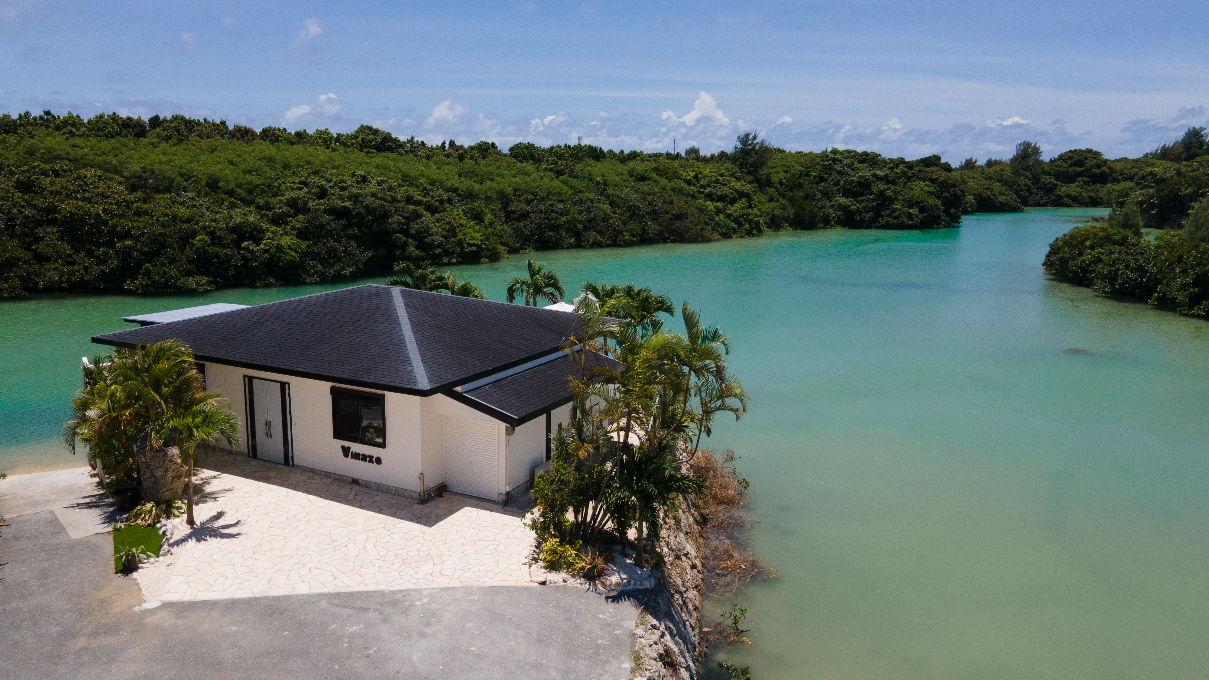 マングローブラグーンに浮かぶリゾートヴィラ