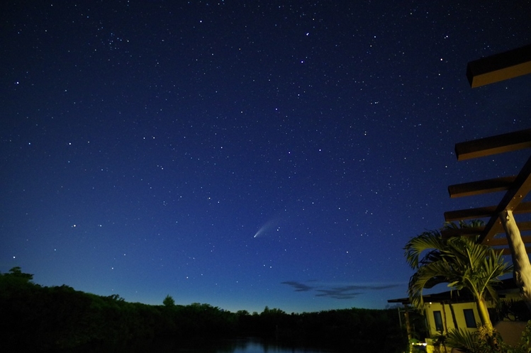テラスから天の川とネオワイズ彗星